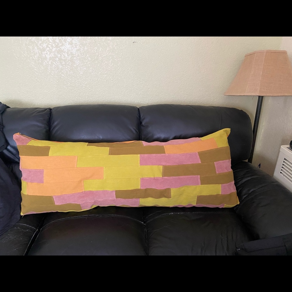 Body pillow with zipper